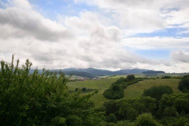 Yeşil dağ çayırı manzarası