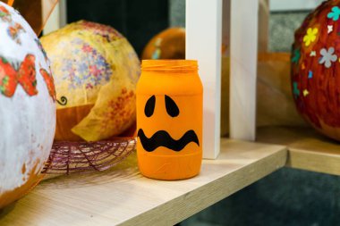 Zilina, Slovakya - 27 Ekim 2017 - Slovakya 'nın Zilina kentindeki Max Alışveriş Merkezi' nde Cadılar Bayramı süsleri