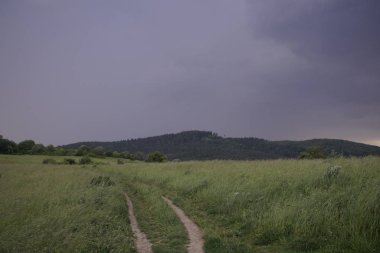 Renkli bulutlarla gün batımı ve gün doğumu. Slovakya