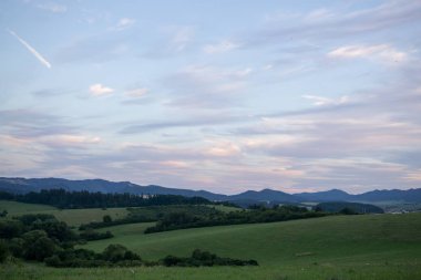 Dağlardaki çayır inanılmaz doğal manzara