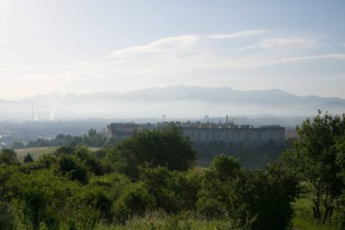 Zilina şehrindeki binaların üzerinde gün doğumu ve gün batımı. Slovakya