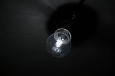 Siyah arkaplanda ampul.