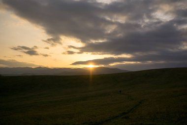 Slovakya 'nın tepelerinde güzel gün batımı