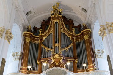 Hamburg, Almanya - 15 Kasım 2017: Hamburg 'daki St. Michael Kilisesi. Almanya