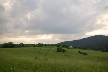 Renkli bulutlarla gün batımı ve gün doğumu. Slovakya