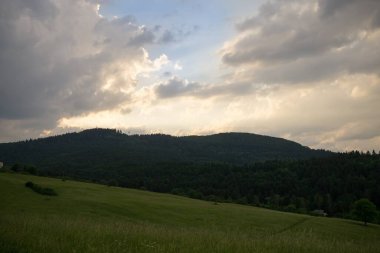 Renkli bulutlarla gün batımı ve gün doğumu. Slovakya