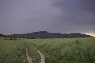 Renkli bulutlarla gün batımı ve gün doğumu. Slovakya