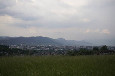Zilina şehrindeki binaların üzerinde gün doğumu ve gün batımı. Slovakya