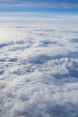 Bulutların üzerinde, uçaktan fotoğraf.