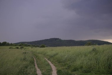 Renkli bulutlarla gün batımı ve gün doğumu. Slovakya