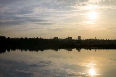 Muhteşem bir akşam gölü manzarası.
