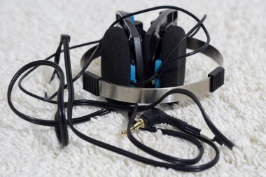 Işık arkaplanındaki kulaklıkları kapat