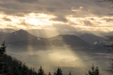 Dağlarda güzel bir gün batımı. Doğal konsept