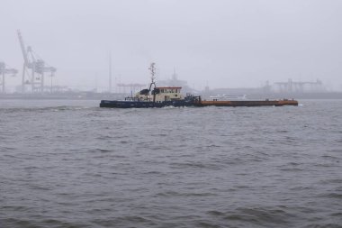 Hamburg, Almanya - 15 Kasım 2017: yağmurlu günlerde Hamburg Limanı. Almanya