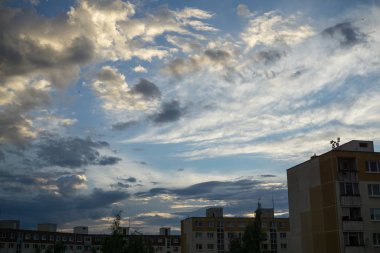 Zilina şehrindeki binaların üzerinde gün doğumu ve günbatımı. Slovakya 