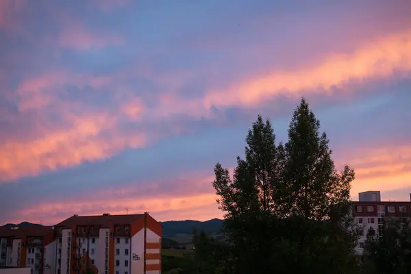 Soluppgång Eller Solnedgång Över Byggnaderna Staden Slovakien — Stockfoto