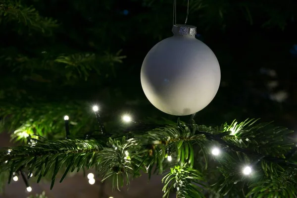 Närbild Juldekorationer Gran Träd — Stockfoto