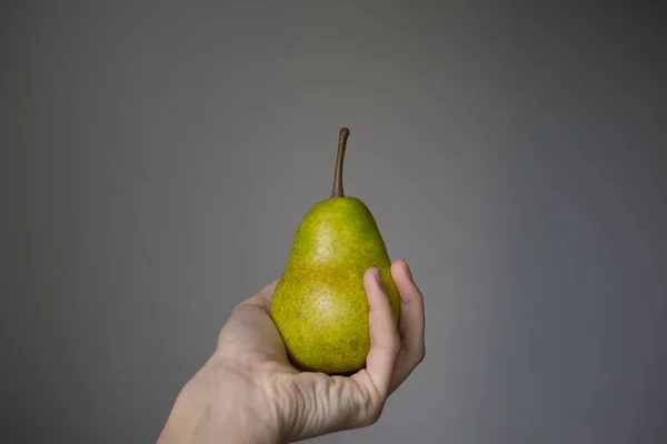 Mão Segurando Pêra Verde — Fotografia de Stock