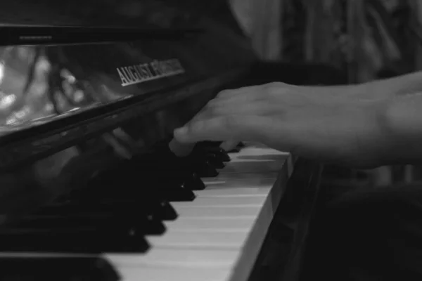 Close Van Handen Van Een Muzikant Die Piano Speelt — Stockfoto