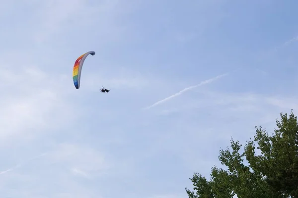 Parapente Céu Azul Desportista Voando Parapente — Fotografia de Stock