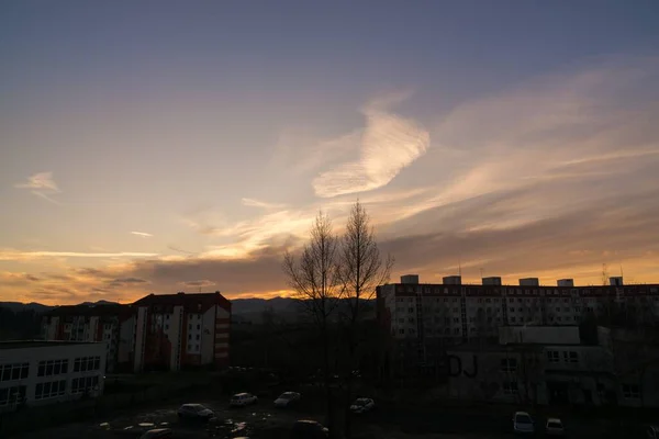 Leuchtend Orangefarbener Sonnenuntergang Über Städtischen Gebäuden — Stockfoto