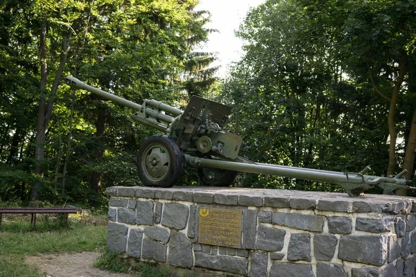公園の旧軍用銃 — ストック写真