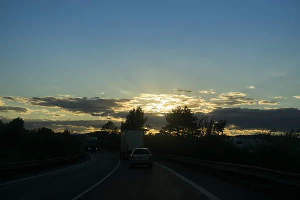 Вид Красивое Облачное Закатное Небо Над Дорогой — стоковое фото