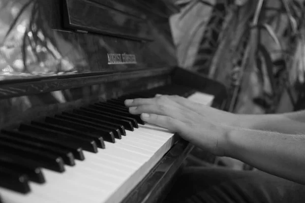 Primer Plano Las Manos Músico Tocando Piano — Foto de Stock