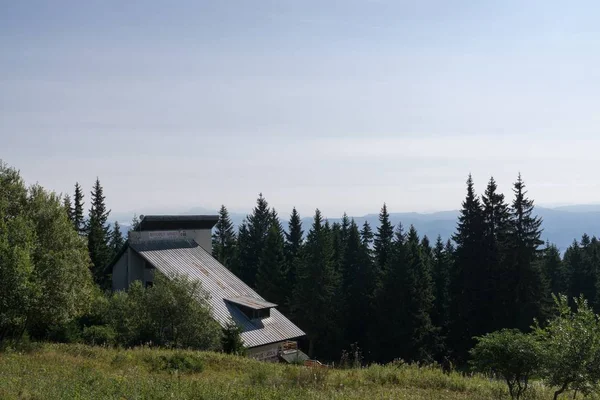 Holzhaus Den Bergen Hintergrund — Stockfoto