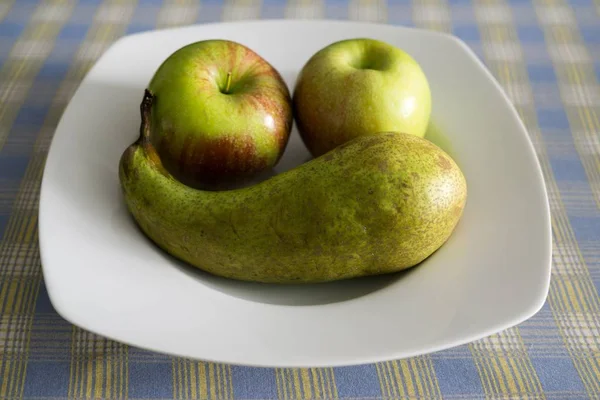 Glänzende Äpfel Und Birnen Auf Teller Serviert — Stockfoto