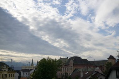 Şehirdeki dağların ve binaların manzarası. Slovakya