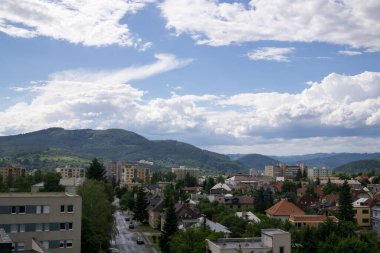 Zilina şehrindeki binaların üzerinde gün doğumu ve günbatımı. Slovakya 