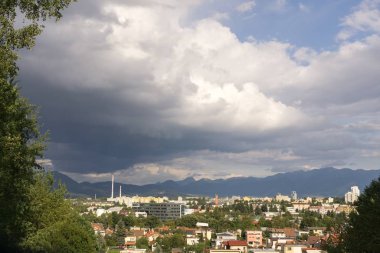 Zilina şehrindeki binaların üzerinde gün doğumu ve günbatımı. Slovakya 