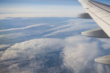 Bulutların üzerinde, uçaktan fotoğraf.