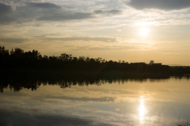 Muhteşem bir akşam gölü manzarası.
