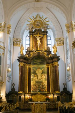 Hamburg, Almanya - 15 Kasım 2017: Hamburg 'daki St. Michael Kilisesi. Almanya