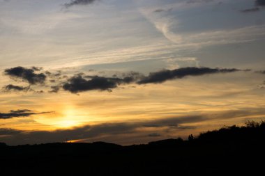 Bulutlarda gün batımının görüntüsü