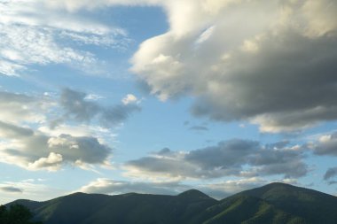 Arkasında dağlar olan güzel bir manzara.