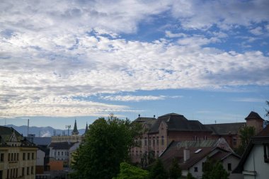 Zilina şehrindeki binaların üzerinde gün doğumu ve günbatımı. Slovakya 