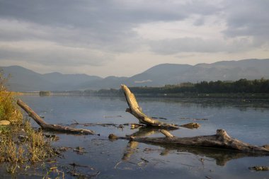 Muhteşem bir akşam gölü manzarası.