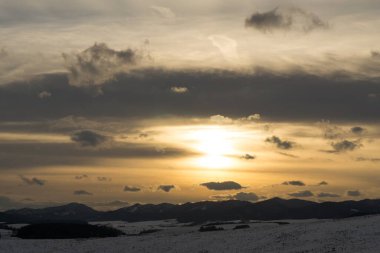 Kış boyunca kar altında doğa. Slovakya