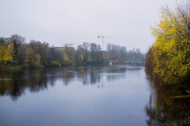 Parktaki nehrin güzel manzarası
