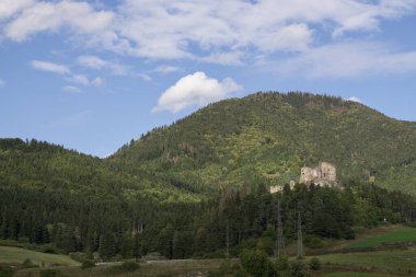 Dağlardaki eski şato