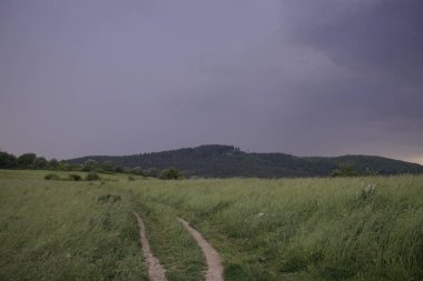 Renkli bulutlarla gün batımı ve gün doğumu. Slovakya