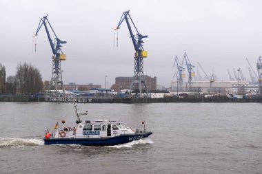 Hamburg, Almanya - 15 Kasım 2017: yağmurlu günlerde Hamburg Limanı. Almanya