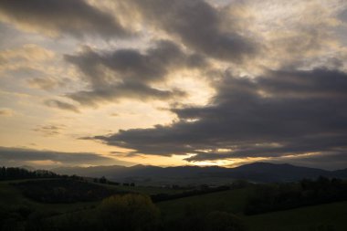 Slovakya 'nın tepelerinde güzel gün batımı