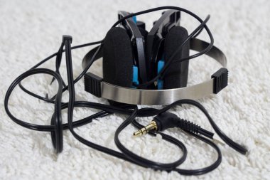 Işık arkaplanındaki kulaklıkları kapat