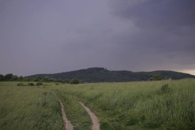 Renkli bulutlarla gün batımı ve gün doğumu. Slovakya