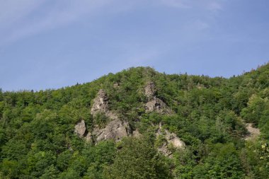 Mavi gökyüzü olan dağ manzarası
