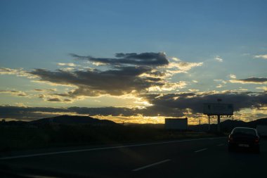 Güzel bulutlu gün batımı manzarası yol üzerinde.